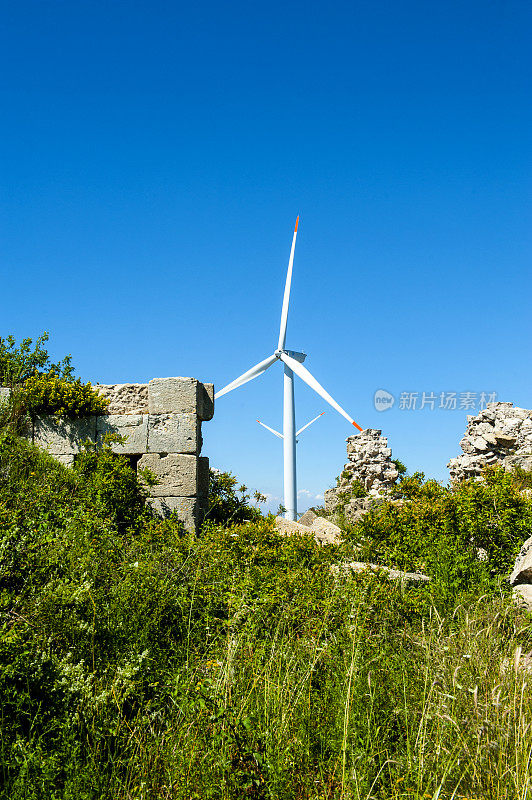圣西蒙修道院和风力涡轮机