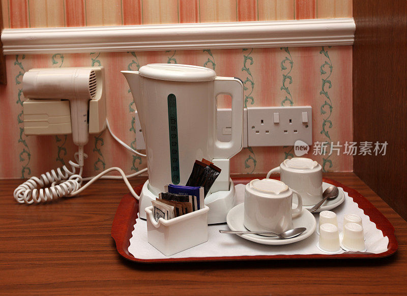 酒店卧室免费茶和咖啡托盘与吹风机