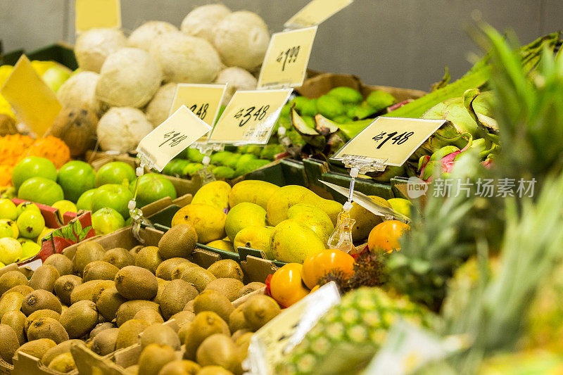 市场上陈列的新鲜水果