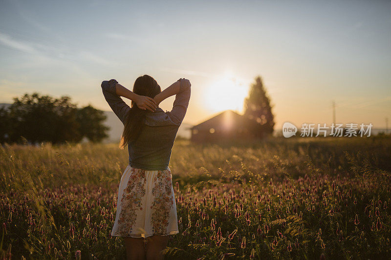 日落时分，在花圃里的女人