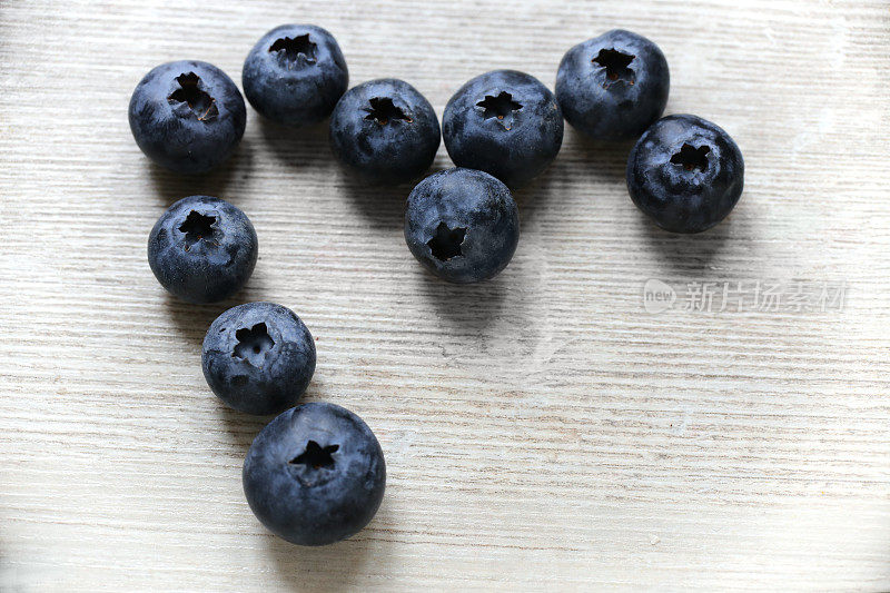 浆果:黑莓、蓝莓，背景为木头