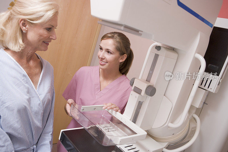 护士协助病人进行乳房x光检查