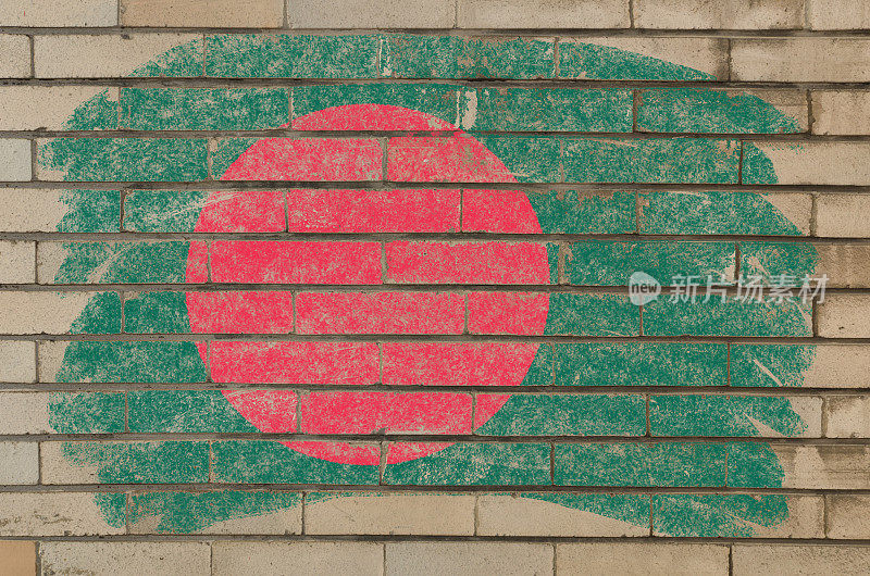 用粉笔涂在废砖墙上的孟加拉国国旗