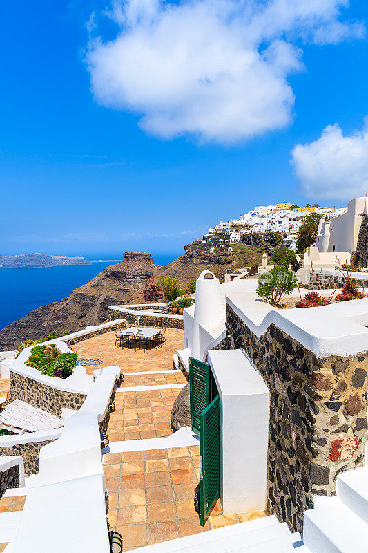 希腊圣托里尼岛，在悬崖边建有许多精品酒店的Firostefani村