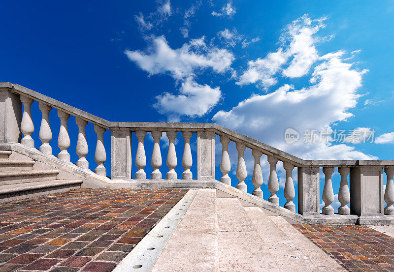 蓝天白云上的大理石楼梯