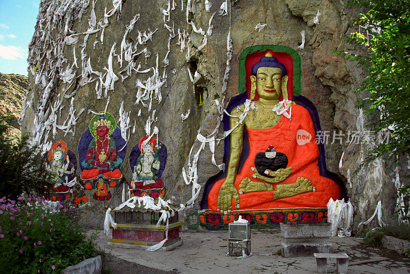 西藏最古老的浮雕佛像。