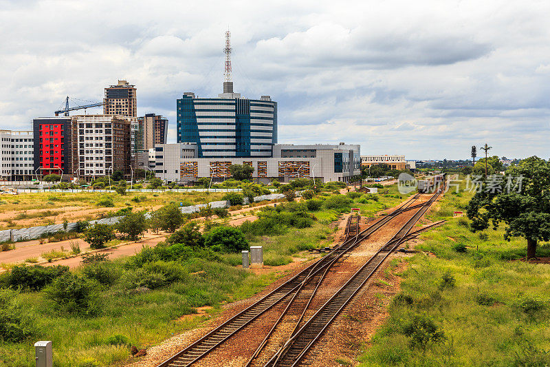 铁路和快速发展的中央商务区，哈博罗内，博茨瓦纳，非洲，2017
