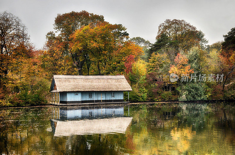 秋天的颜色反射在赫雷斯特劳湖罗马尼亚