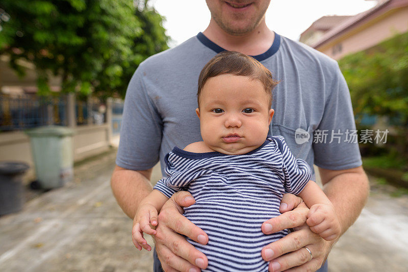 父亲和婴儿在户外的亲密关系