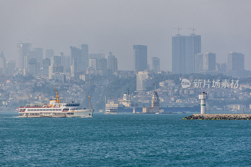 传统的客船在博斯普鲁斯海岸附近的处女塔在土耳其伊斯坦布尔卡拉科伊