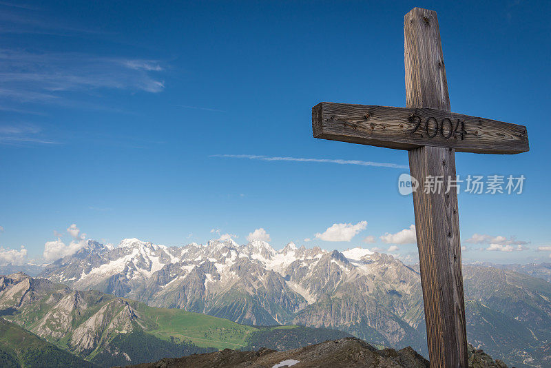 峰顶横跨瑞士阿尔卑斯山。