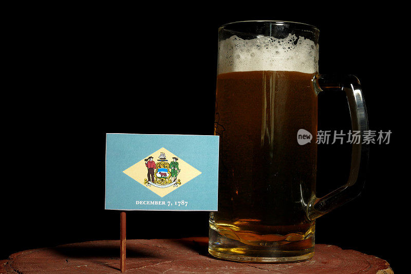 特拉华国旗与啤酒杯孤立在黑色背景