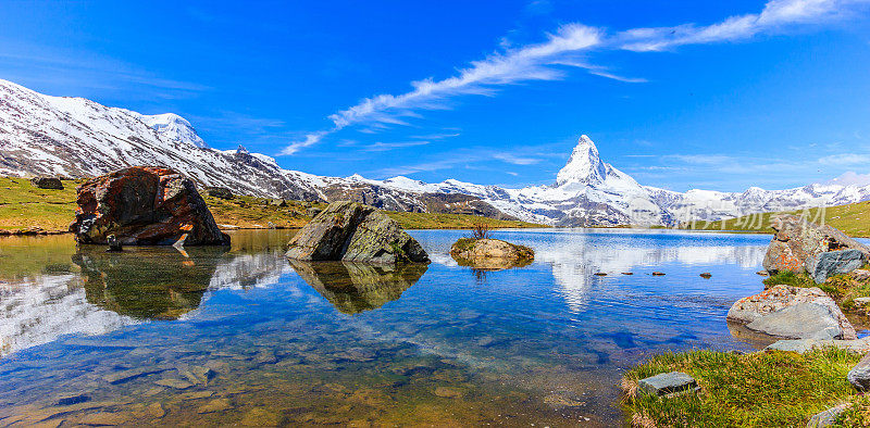 美丽的夏季全景斯特利斯湖与标志性的马特洪峰(蒙特维诺，瑟文山)和清澈的蓝天在水面上，瑞士阿尔卑斯山，泽马特，瑞士，欧洲。