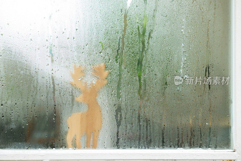 雨滴落在窗玻璃上。