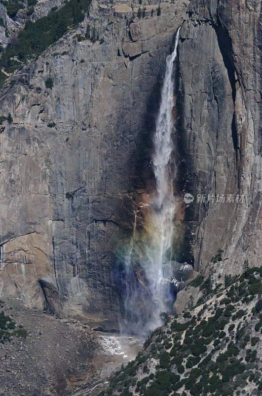 彩虹倒映在约塞米蒂瀑布上