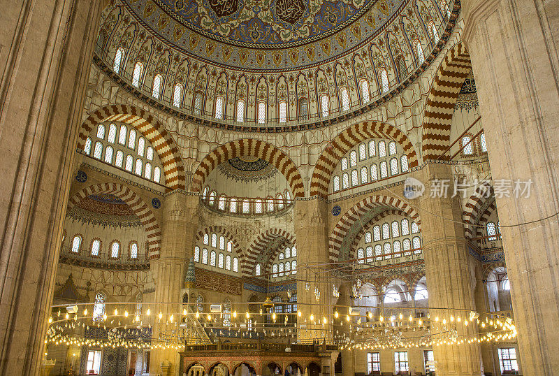 土耳其著名的奥斯曼历史悠久的塞利米耶清真寺内的宗教装饰，由建筑师西南在土耳其埃德尔内建造