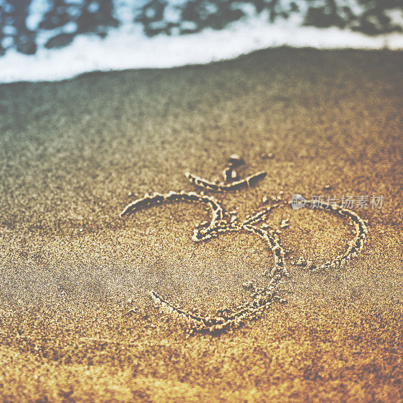 大海沙滩上的Om符号