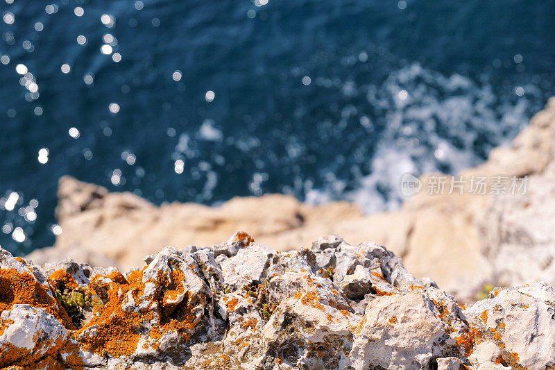 亚得里亚海海岸的岩石，地中海，特写。石、石、红藻、海、岸、石。美丽的风景，海边，自然光，自然杰作，岩石在海滩。