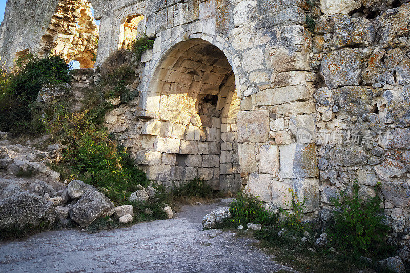 克里米亚，芒古堡山顶的废墟城堡