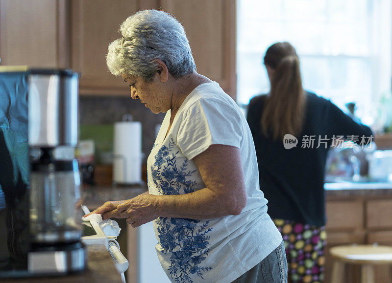 这位70岁的银发老妇人活跃在厨房里