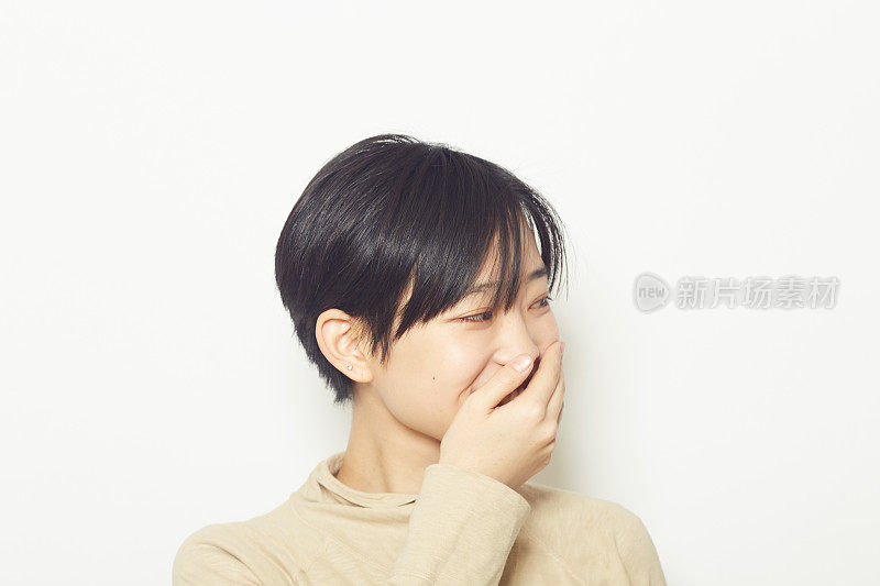 摄影棚拍了一张年轻女子的特写照片