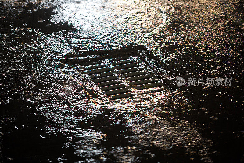 下水道用雨水在晚上用街灯照明