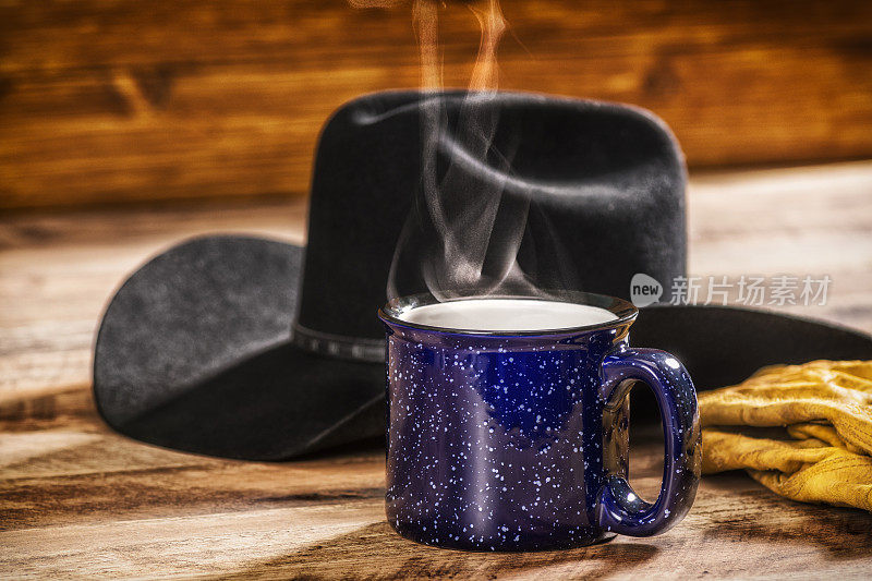有蓝色斑点的热咖啡，牛仔帽和工作手套