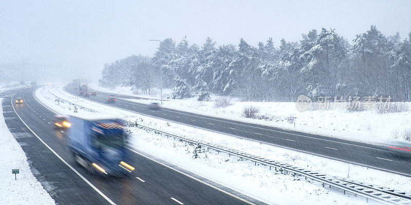 冬季暴风雪期间高速公路上的交通