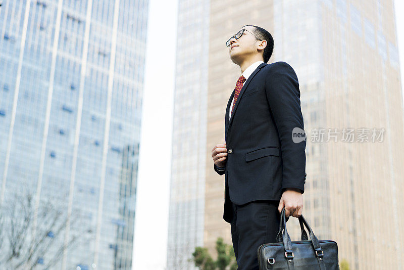 年轻商人在城市里抬头看的肖像