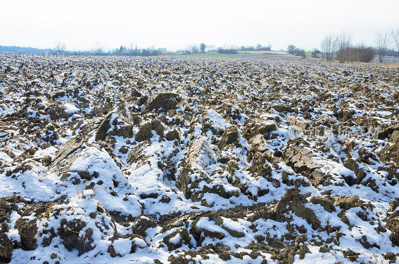 耕地准备过冬，积雪覆盖