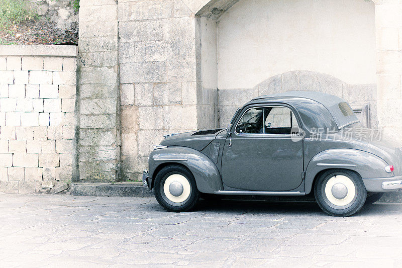 西西里岛:老式灰色意大利车，古老的石墙