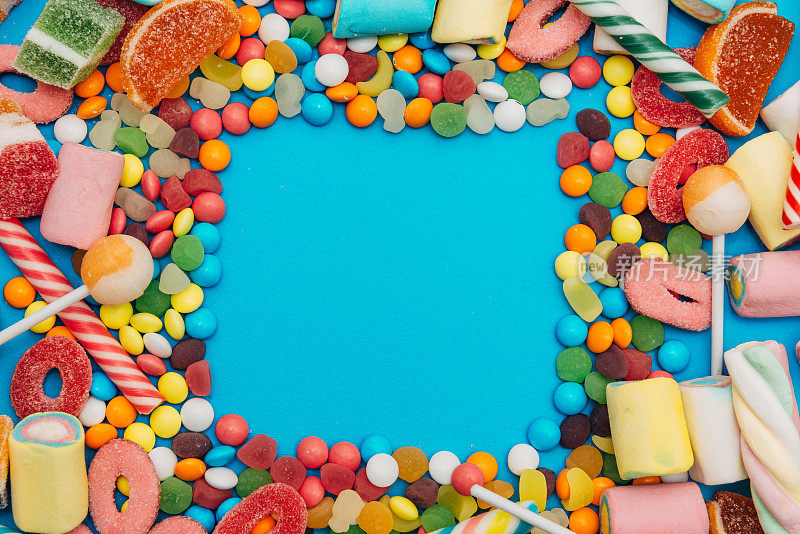 糖果和糖果在蓝色的背景