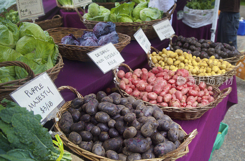 农贸市场上的红白紫土豆