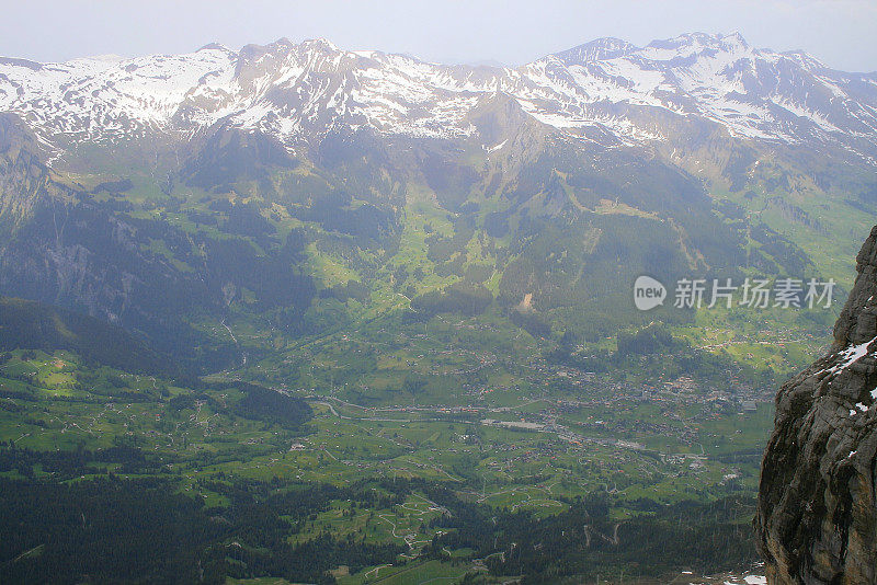 上面是来自少女峰的田园诗般的格林德沃山谷和草地，戏剧性的瑞士雪山，田园诗般的乡村，伯尔尼斯高地，瑞士阿尔卑斯山