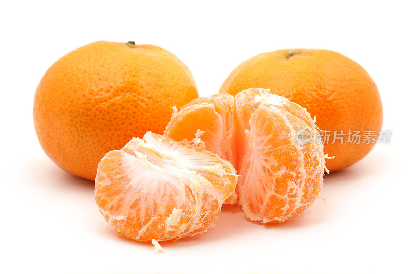 新鲜成熟的橘子孤立在白色背景