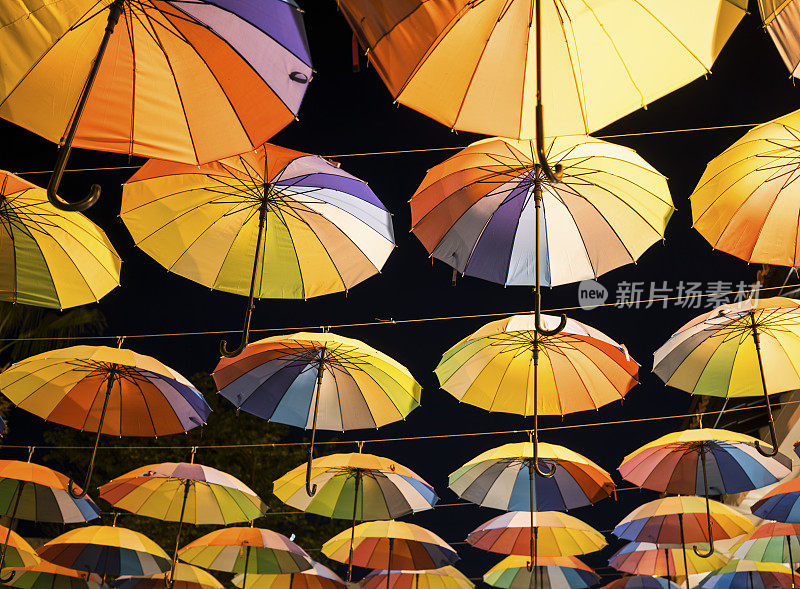 五彩缤纷的雨伞背景