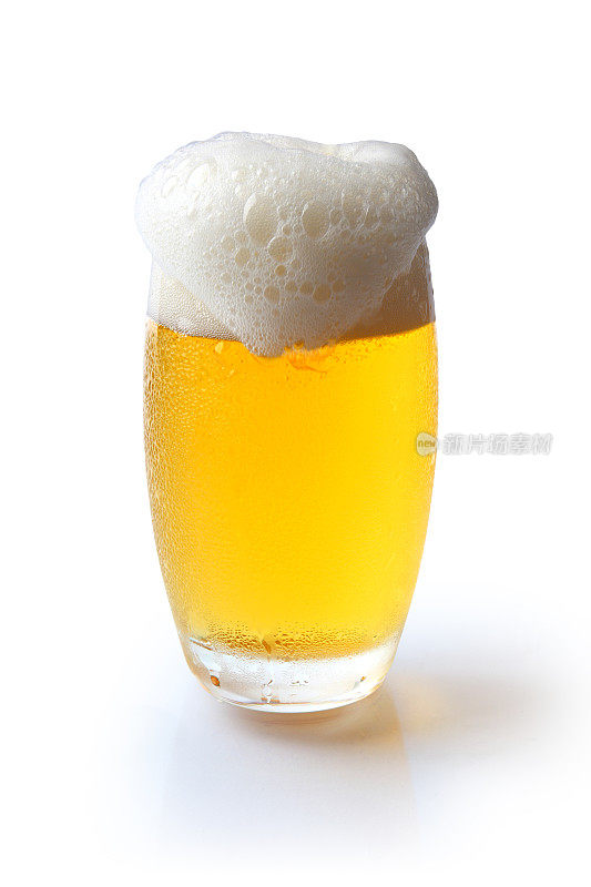 泡沫溢出的啤酒杯