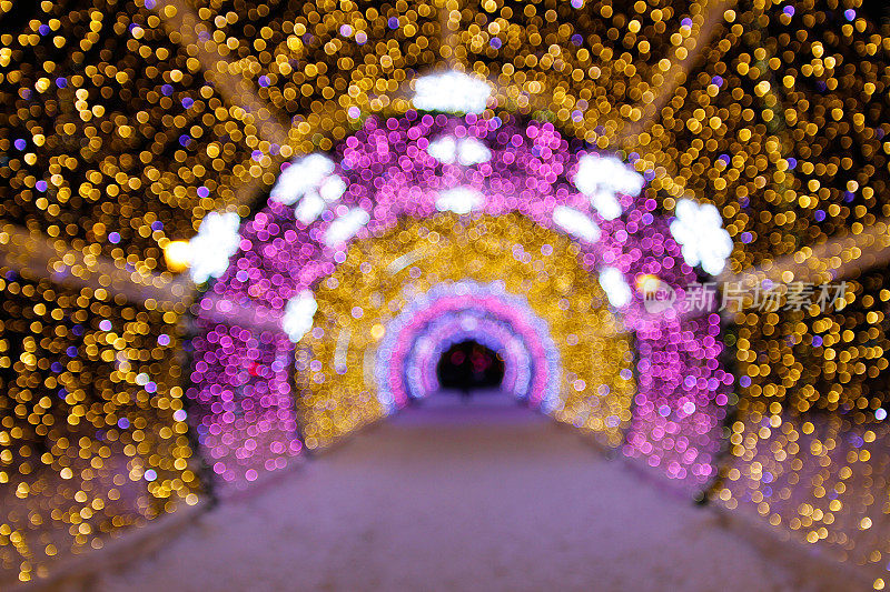 长光的隧道。城市里的圣诞花环。