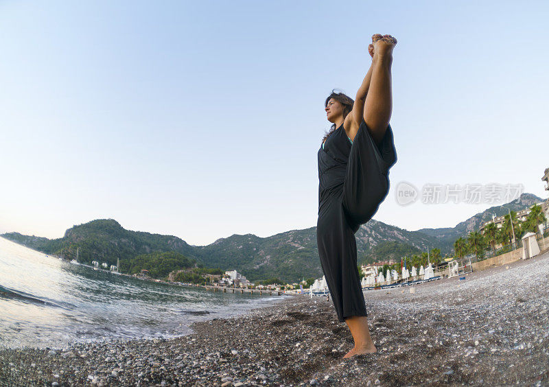 夏天在海滩上练习瑜伽和冥想