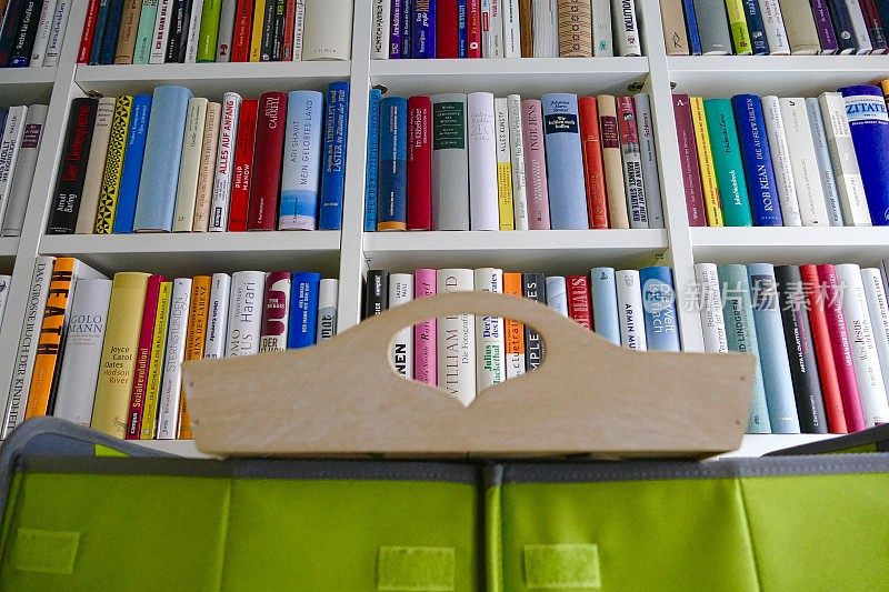 整理图书馆:满书架和空书架