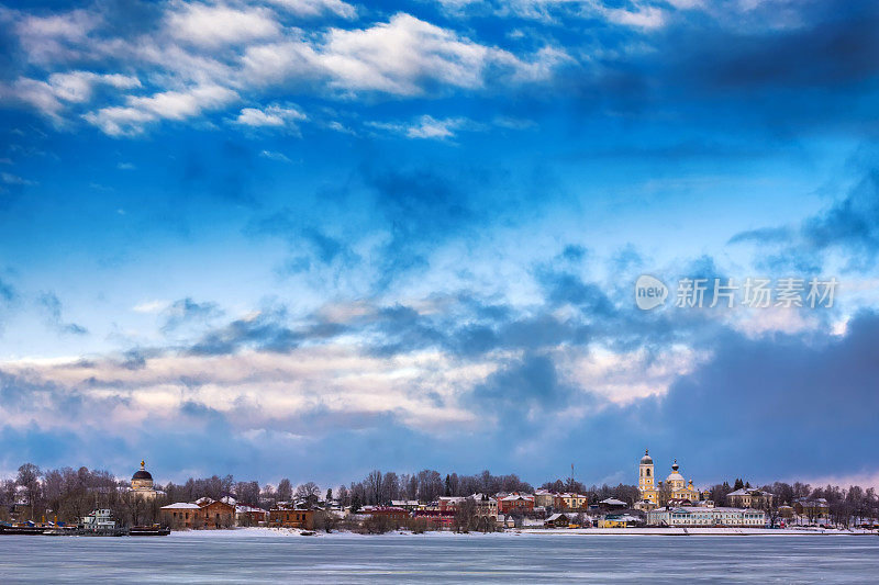欢迎来到俄罗斯。米什金的城市。伏尔加河的冬天。