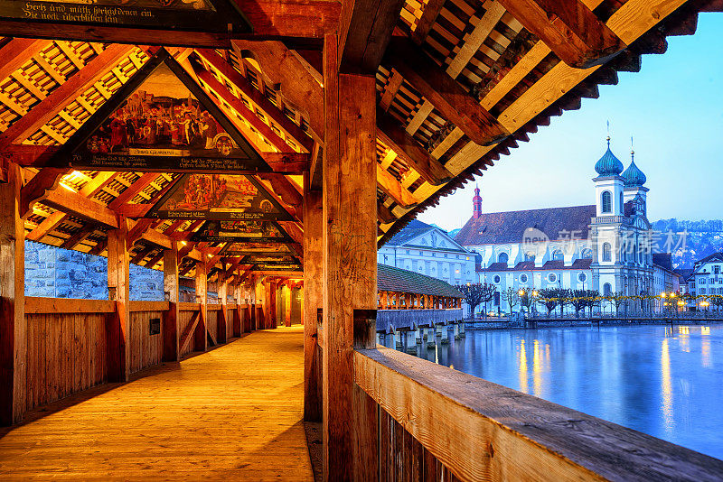 透过历史悠久的木制教堂桥可以看到瑞士的卢塞恩古城