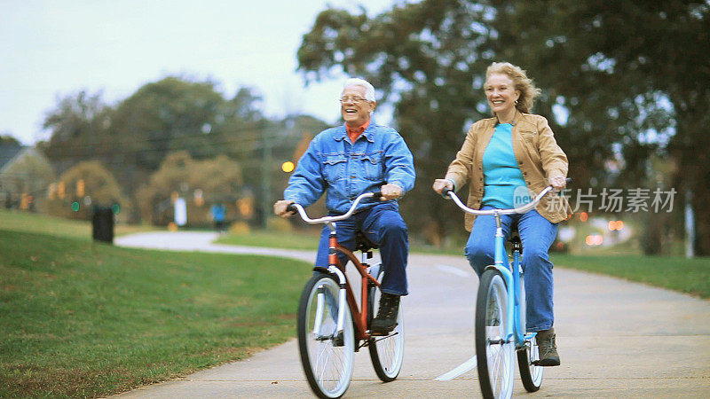 骑自行车的老年夫妇。