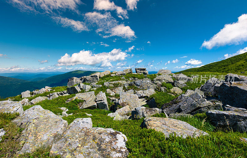 喀尔巴阡山脉，山坡上有巨大的巨石