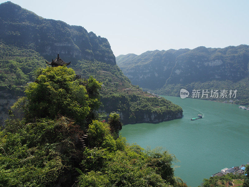 宜昌码头的长江游船。去三峡大坝旅游。2014年4月11日在中国湖北省宜昌市旅游。