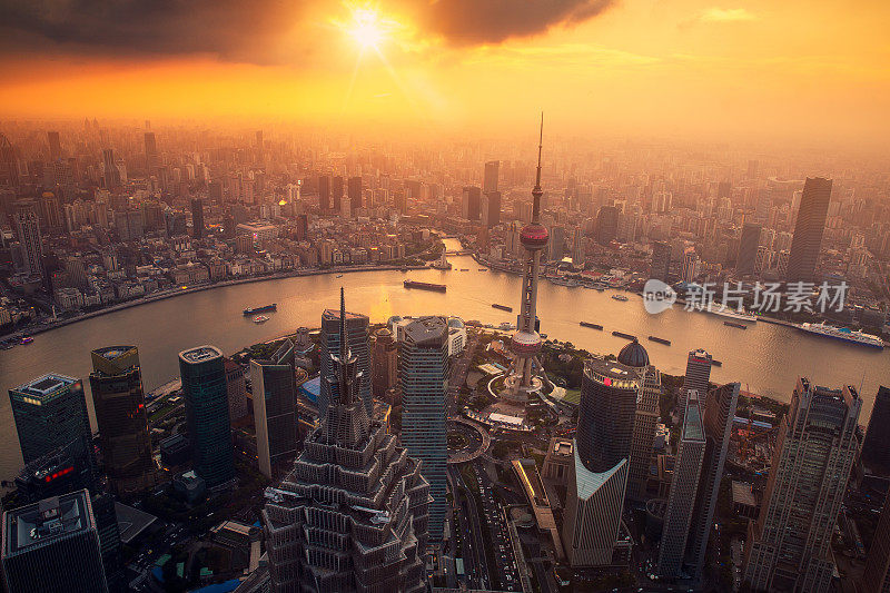 上海城市天际线从楼顶的高塔在日落时刻在上海