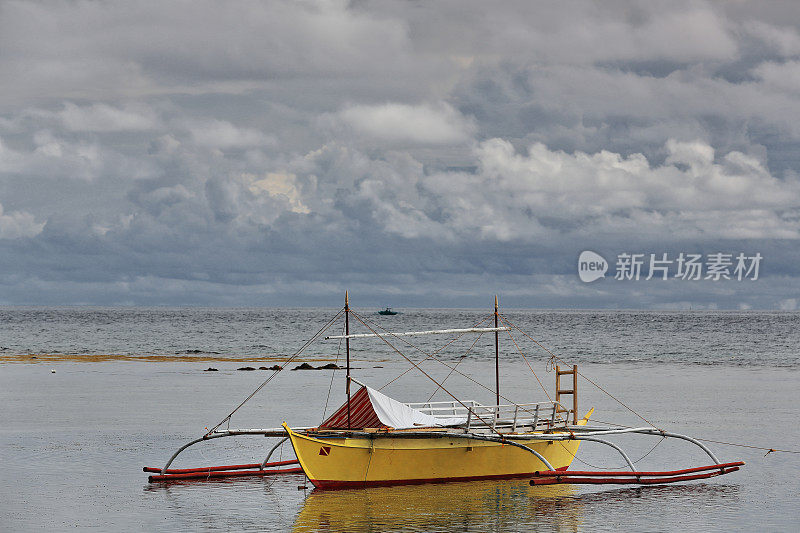 巴郎盖或邦加船搁浅在海滩上。蓬Ballo-Sipalay-Philippines。0313
