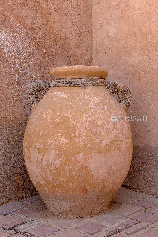 阿拉伯古老的石头储水容器