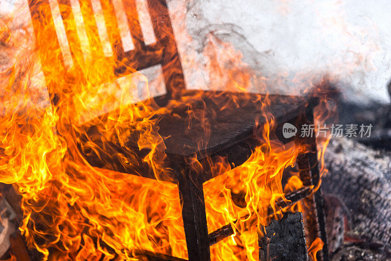 椅子上着火了