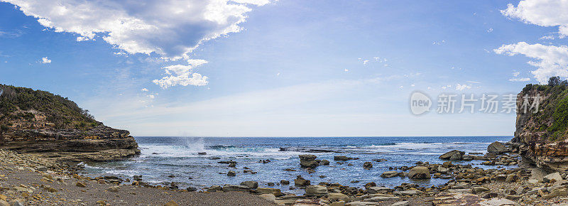 海角和海湾与悬崖在Terrigal，新南威尔士